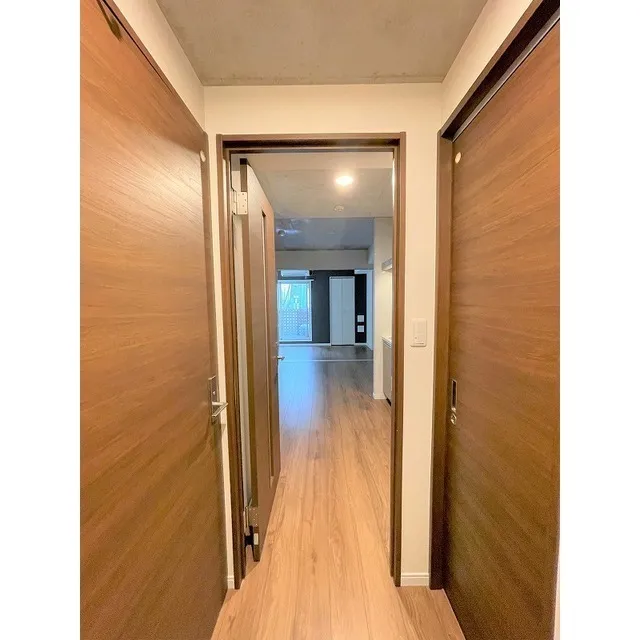 Well Square Ism Hatsudai - Interior - ["Fixture", "Wood", "Door"]