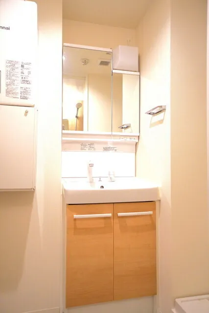 CREATIF Ikebukuro - Interior - ["Plumbing fixture", "Bathroom Sink", "Flooring"]