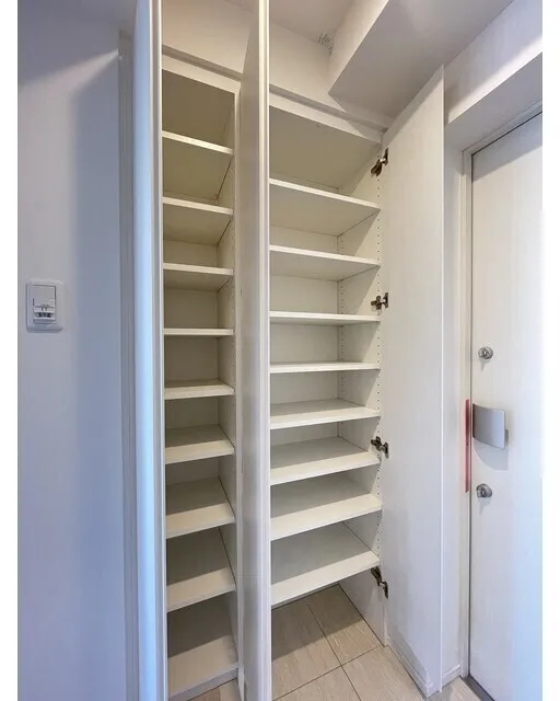 Comforia Nakakasai - Interior - ["Shelving", "Shelf", "Wood"]