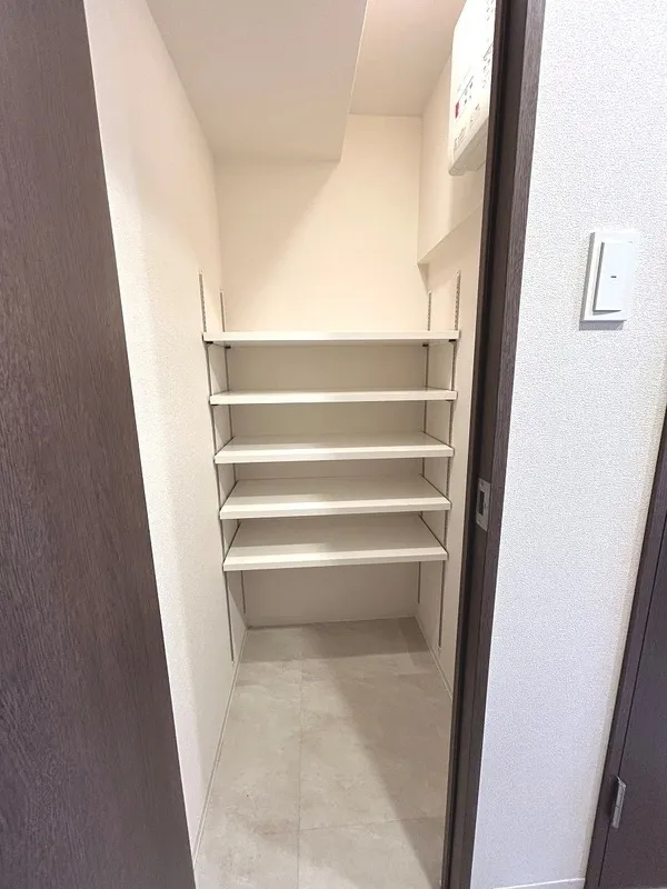 Orchid Residence Morishita - Interior - ["Wood", "Flooring", "Floor"]