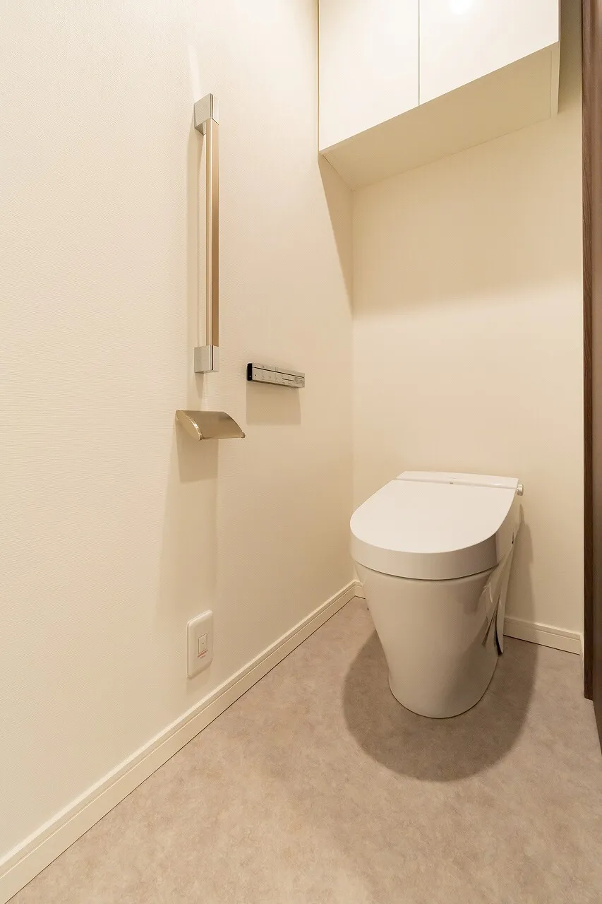 La Tour Shinjuku Annex - Interior - ["Plumbing fixture", "Toilet seat", "Bathroom sink"]