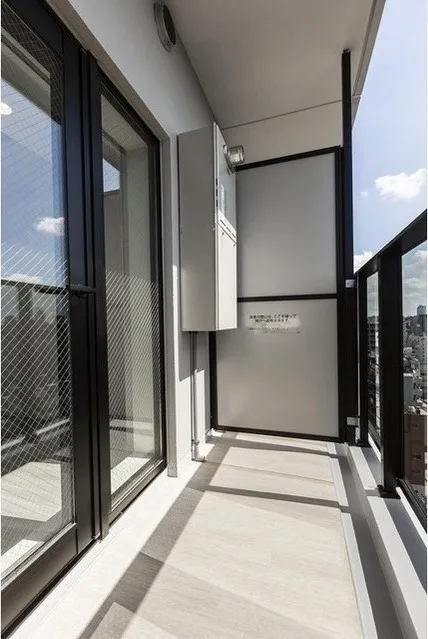La Sante Ueno - Interior - ["Building", "Window", "Door"]