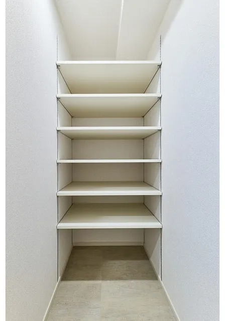 Due Oku - Interior - ["Wood", "Shelving", "Flooring"]