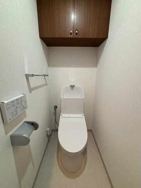 Crescent Oshima - Interior - ["Toilet seat", "Plumbing fixture", "Flooring"]