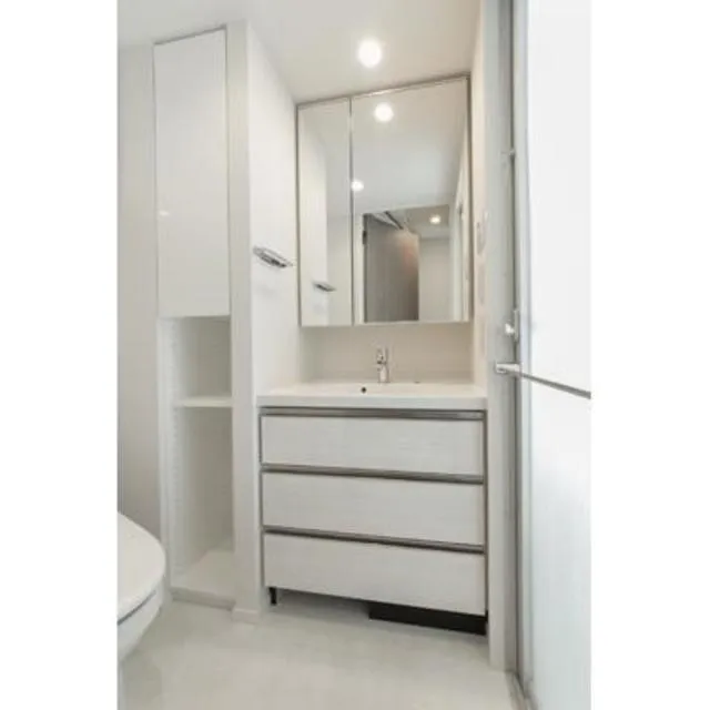 Park Axis Akasakamitsuke - Interior - ["Mirror", "Cabinetry", "Furniture"]