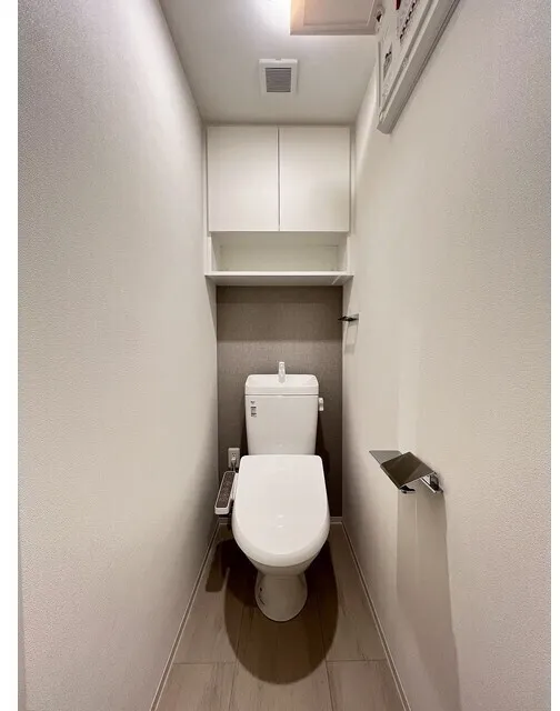 Comforia Nakakasai - Interior - ["Toilet seat", "Toilet", "Plumbing fixture"]
