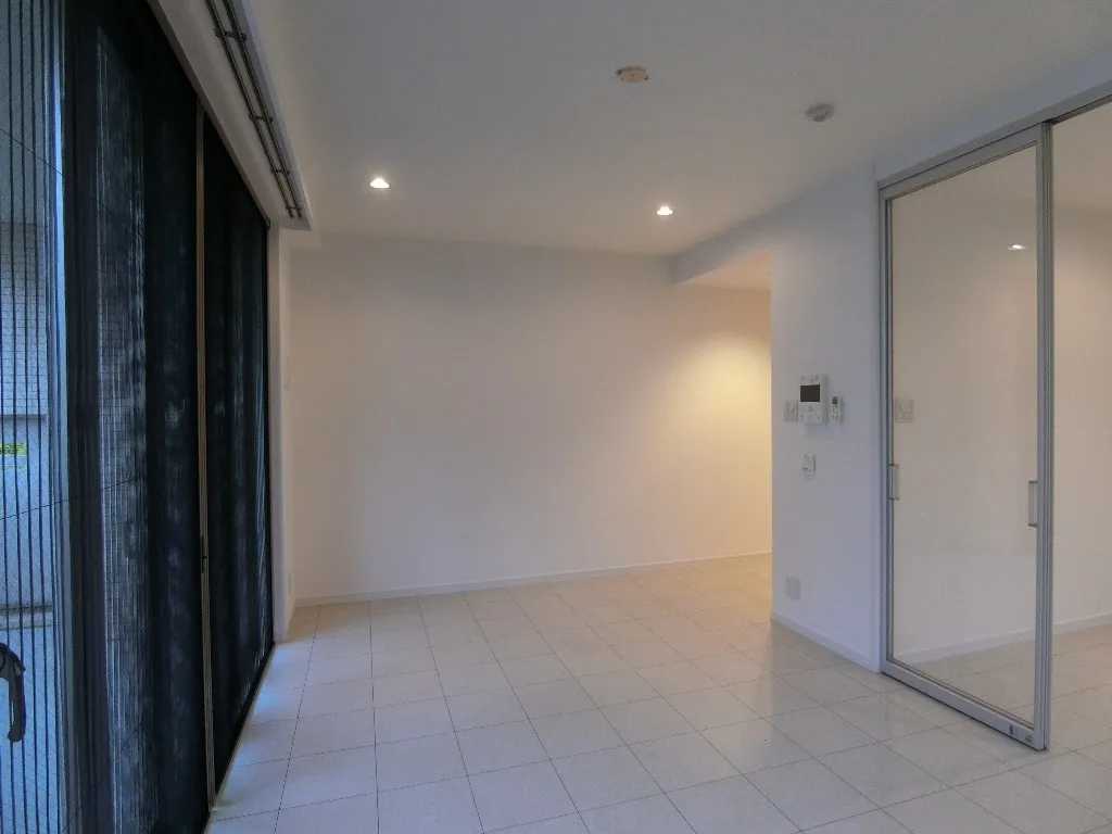 Doue Yoyogi - Interior - ["Fixture", "Hall", "Door"]