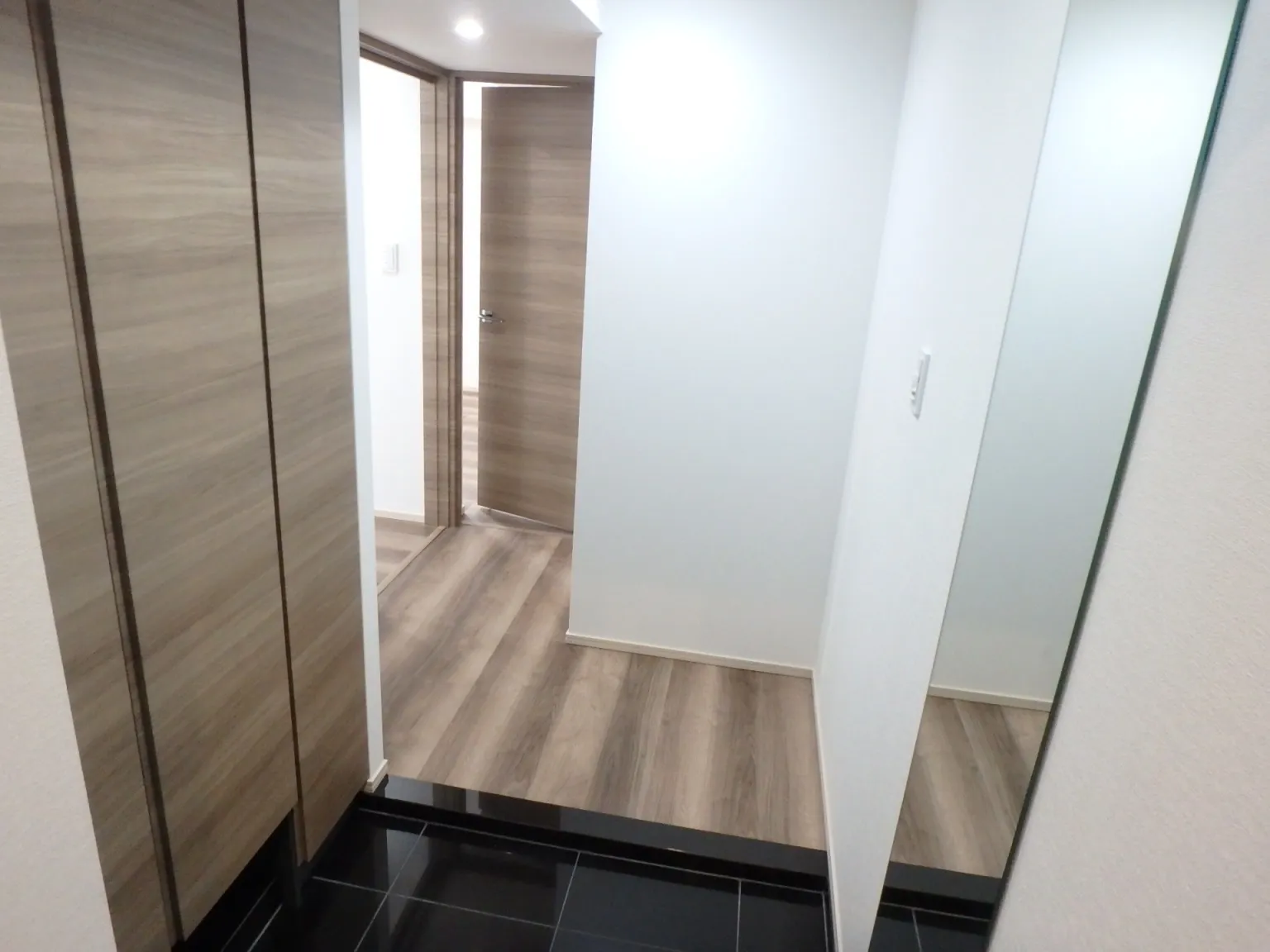 Orchid Residence Ueno - Interior - ["Fixture", "Wood", "Floor"]