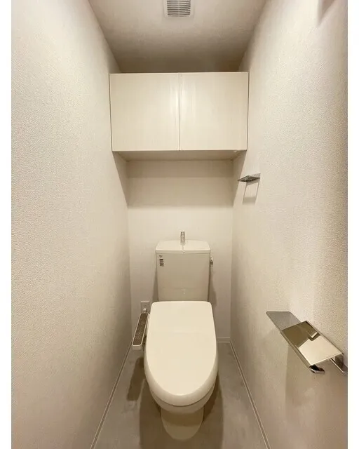 Due Oku - Interior - ["Toilet seat", "Toilet", "Flooring"]