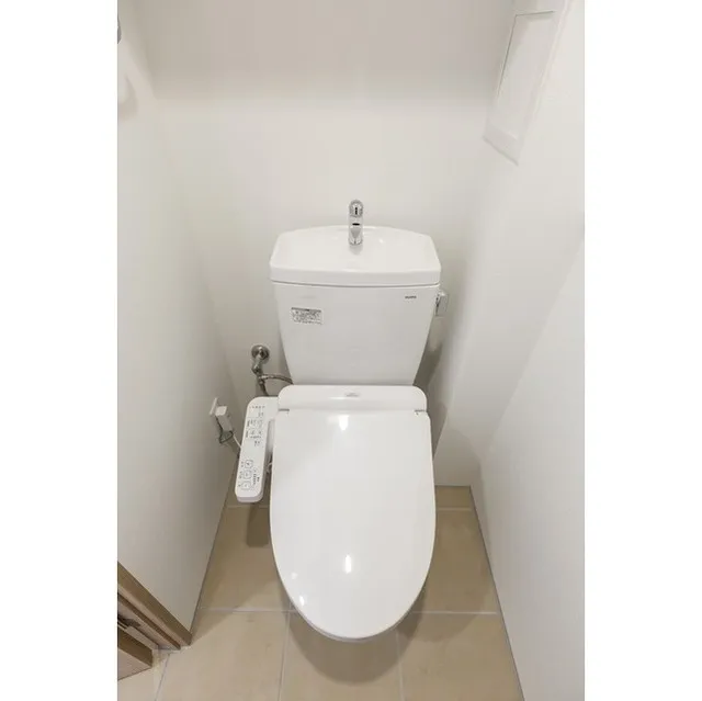 Ribio Maison Toritsu Daigaku - Interior - ["Plumbing fixture", "Toilet", "Toilet seat"]