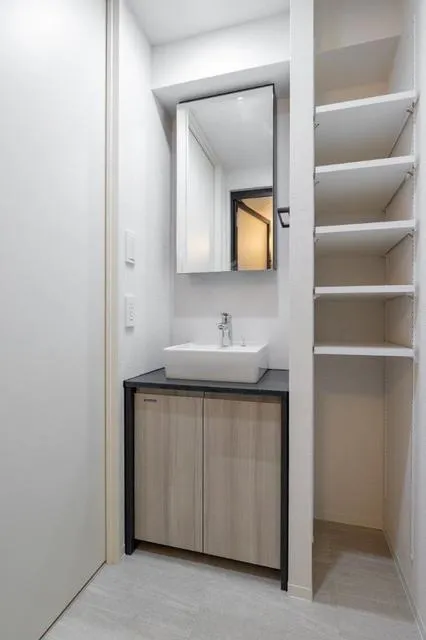 BRICK RESIDENCE Minamiaoyama - Interior - ["Sink", "Tap", "Mirror"]