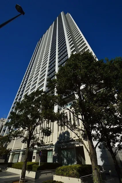 Air Rise Tower - Exterior - ["Daytime", "Skyscraper", "Building"]