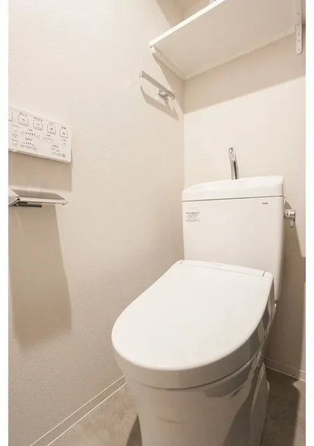 Well Square Gakugei Daigaku II - Interior - ["Toilet seat", "Plumbing fixture", "Toilet"]