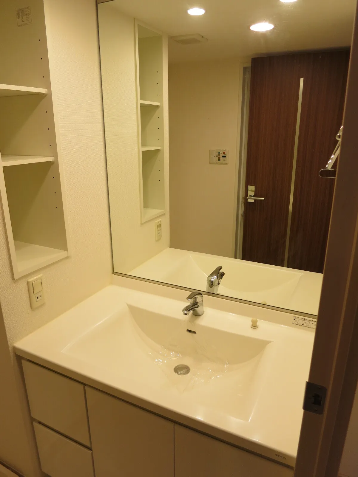 Doue Ginza East I - Interior - ["Mirror", "Brown", "Tap"]