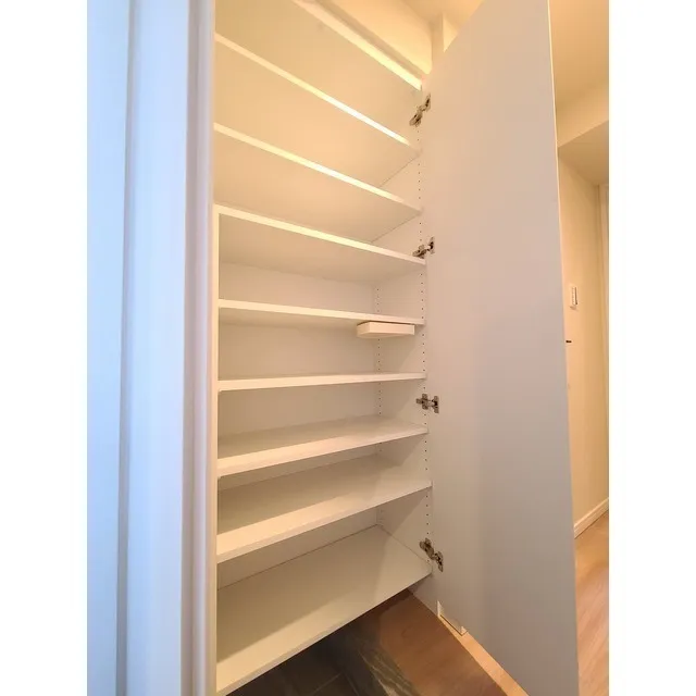 Comforia Higashioi II - Interior - ["Shelf", "Wood", "Fixture"]