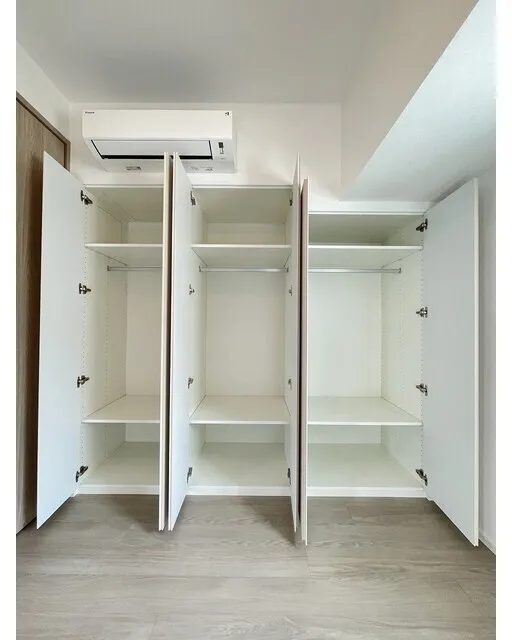Stylio Kamata West - Interior - ["Wood", "Flooring", "Cabinetry"]