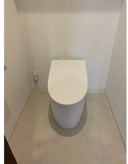 Qu4ttro Arca Kudan (Quatro Arca 9th Dan) - Interior - ["Toilet seat", "Toilet", "Plumbing fixture"]