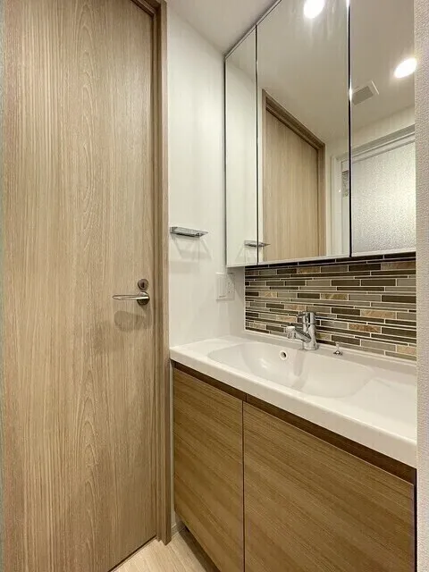 Stylio Kamata West - Interior - ["Flooring", "Wood", "Bathroom cabinet"]