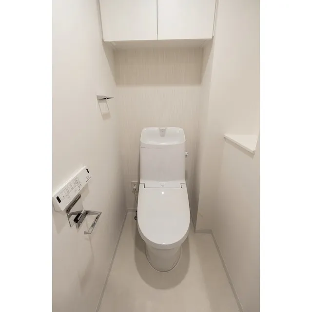 Stylio Ikegami WeLL - Interior - ["Toilet", "Toilet seat", "Building"]