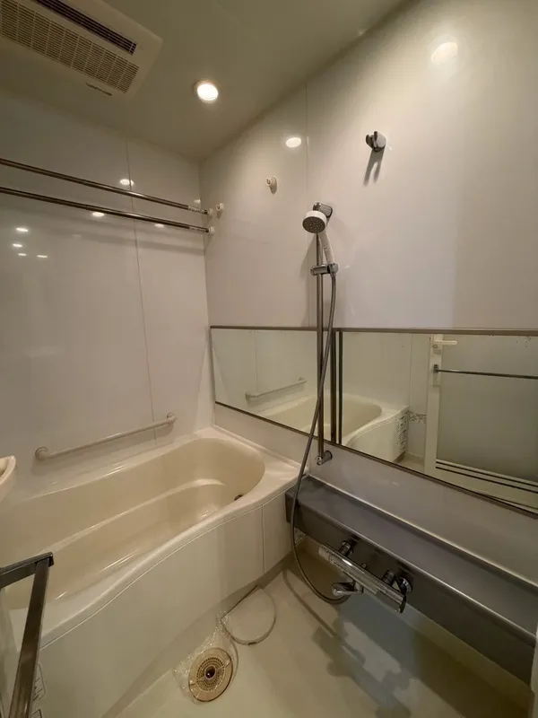 Grace Court Shirokane - Interior - ["Plumbing fixture", "Flooring", "Floor"]
