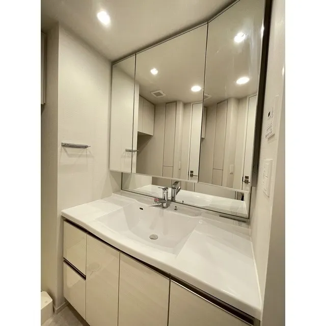 Orchid Residence Shibuya Tomigaya - Interior - ["Mirror", "Tap", "Sink"]