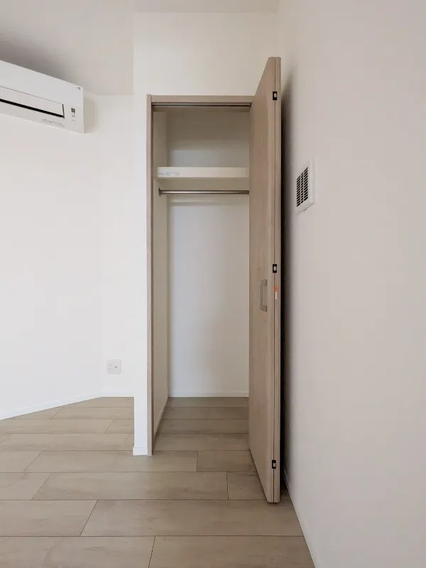 HJ Crown I - Interior - ["Flooring", "Wall", "Floor"]