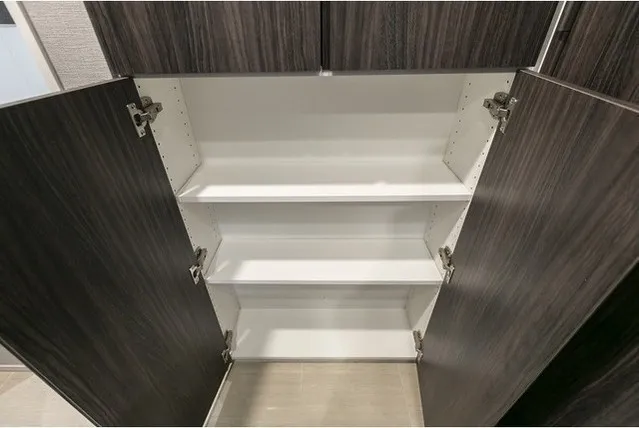 Tokyo Port City Takeshiba Residence Tower - Interior - ["Wood", "Flooring", "Cupboard"]