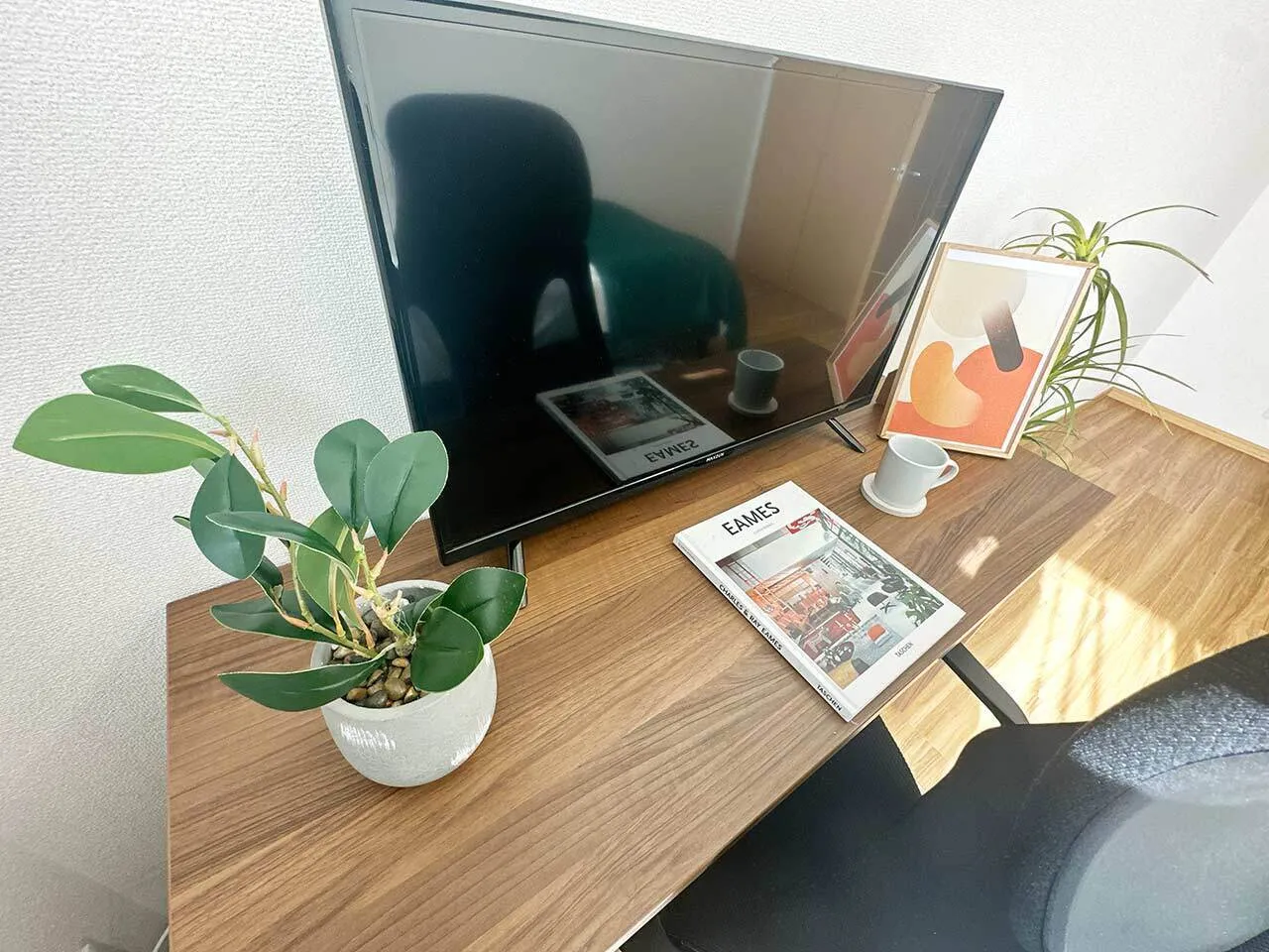 Mynavi STAY Miraie Kanda Riverside - Interior - ["Electronic device", "Display device", "Office supplies"]