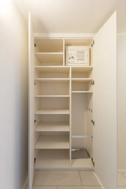 Asur Ryogoku - Interior - ["Shelf", "Building", "Bookcase"]