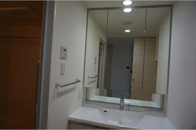 Ambiente Komagome - Interior - ["Mirror", "Sink", "Fixture"]