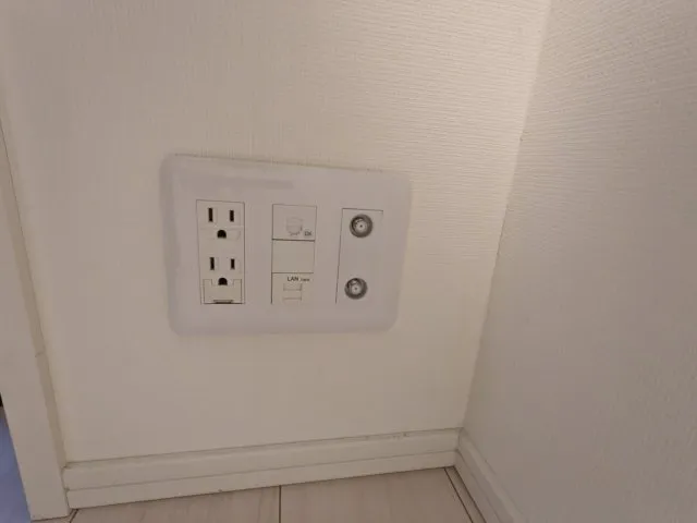 Asyl Court Higashioi - Interior - ["Wall Socket", "Technology", "AC power plugs and sockets"]
