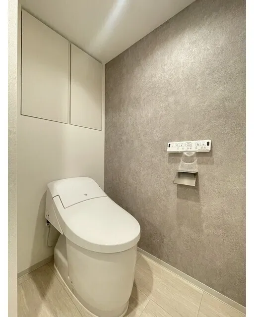 Stylio Kamata West - Interior - ["Toilet seat", "Toilet", "Flooring"]