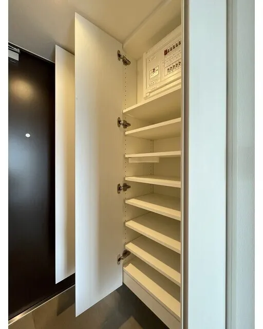 Stylio Kamata West - Interior - ["Wood", "Flooring", "Shelving"]