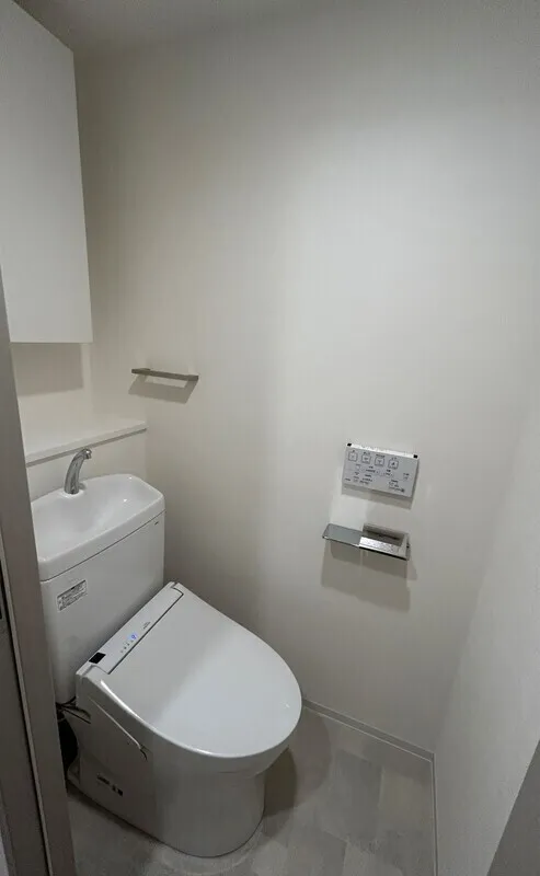 Branchiesta Ueno - Interior - ["Toilet seat", "Plumbing fixture", "Toilet"]