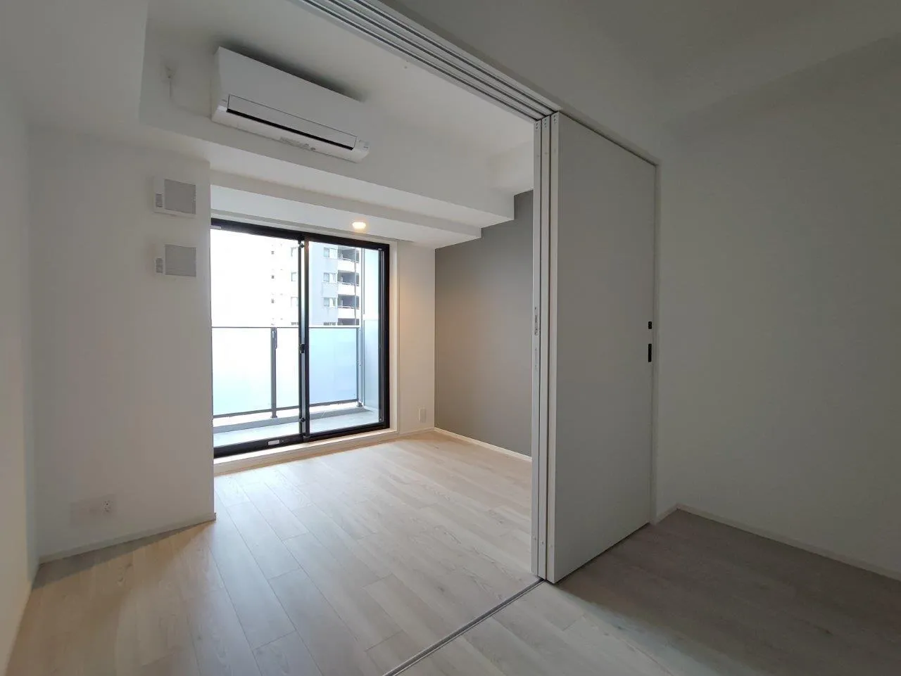 Cross Residence Takadanobaba - Interior - ["Building", "Fixture", "Window"]