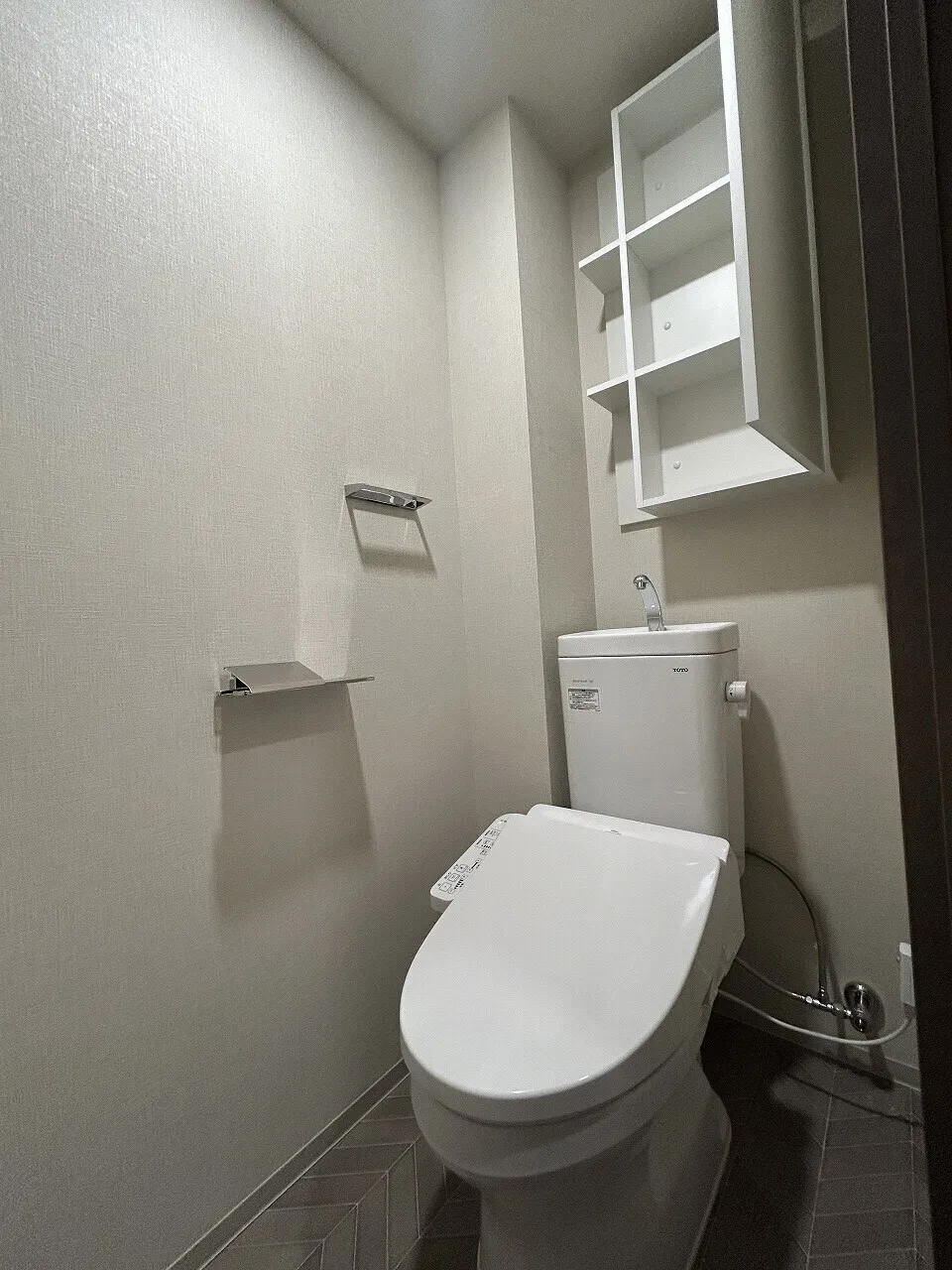 Blanchiesta Kiba - Interior - ["Plumbing fixture", "Flooring", "Toilet seat"]