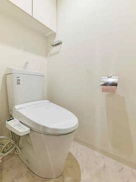 La Class Akabane - Interior - ["Toilet seat", "Toilet", "Plumbing fixture"]