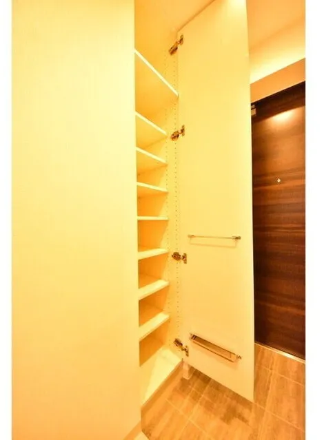 Composite Togoshi Park - Interior - ["Wood", "Hardwood", "Wood stain"]