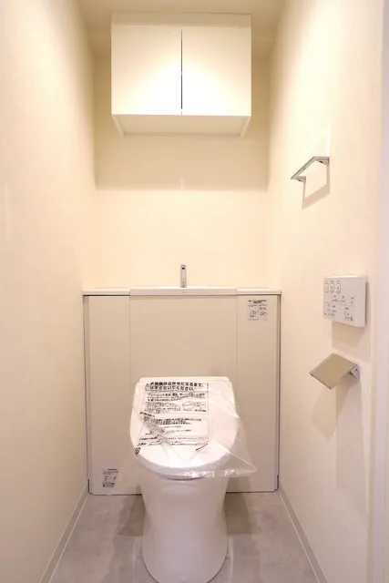 La Casa Hiroo - Interior - ["Toilet seat", "Toilet", "Bathroom"]
