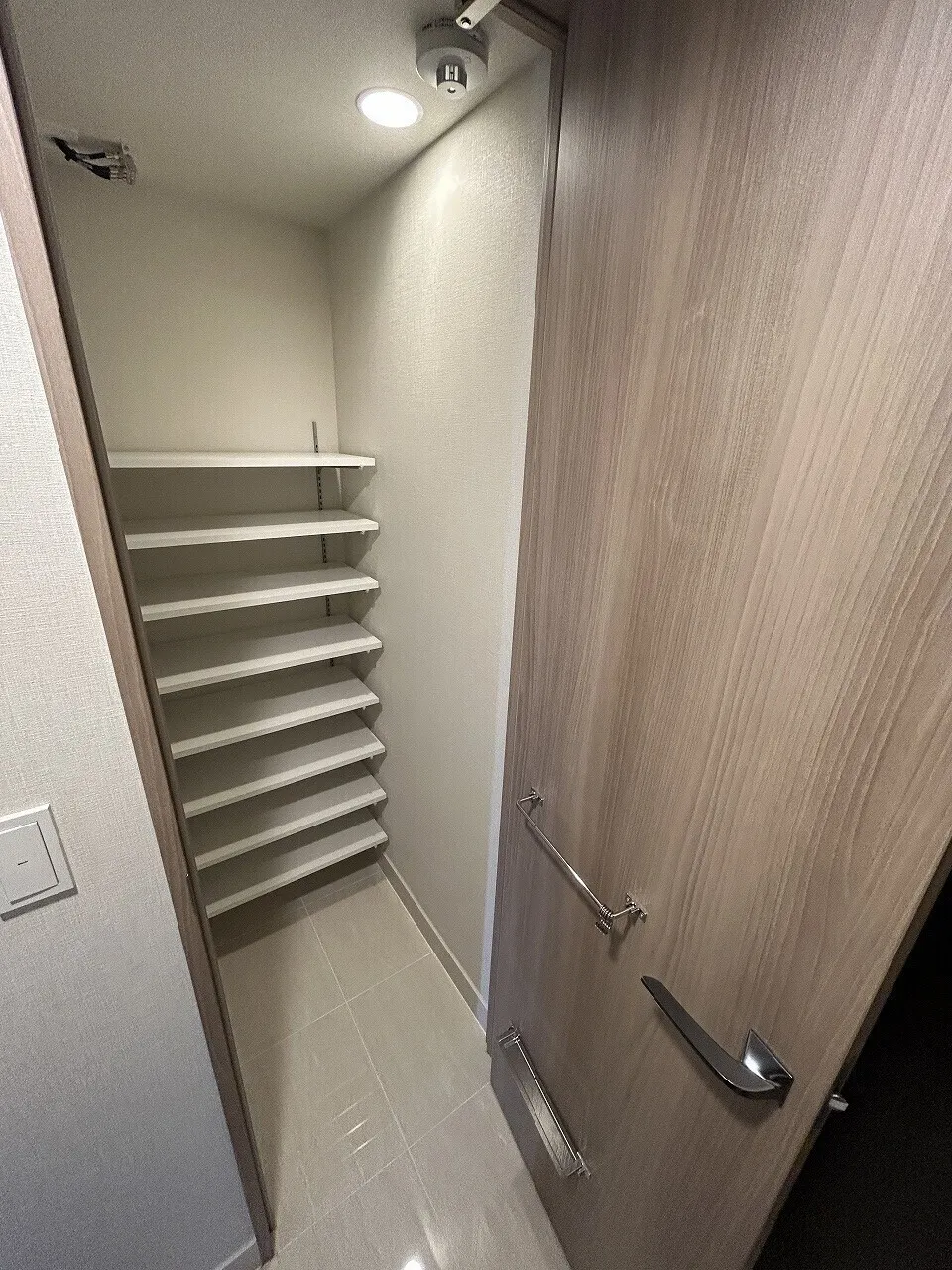 Blanchiesta Kiba - Interior - ["Flooring", "Hardwood", "Silver"]