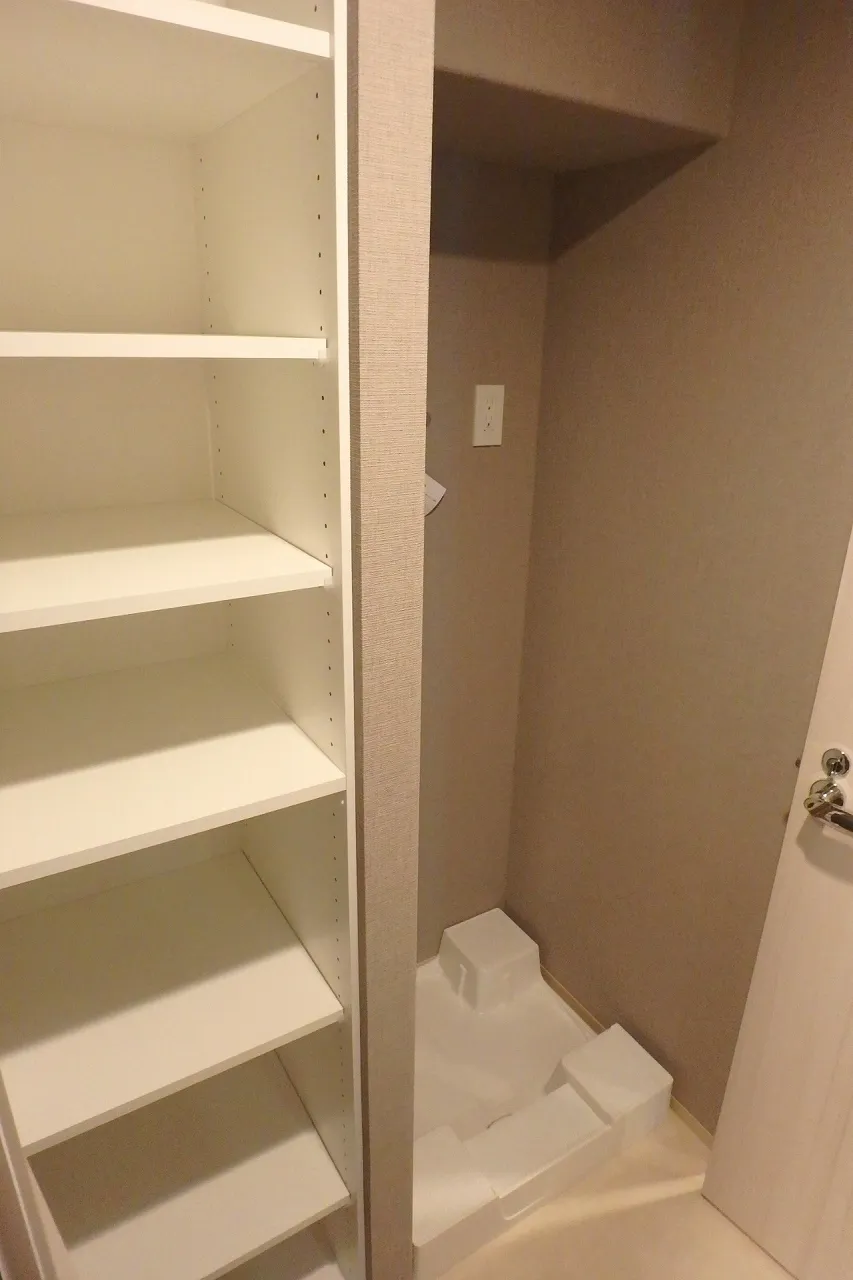Gran Casa Oshima - Interior - ["Furniture", "Shelf", "Building"]