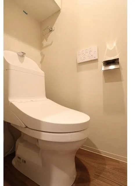 Well Square Ism Ebisu - Interior - ["Toilet seat", "Toilet", "Plumbing fixture"]