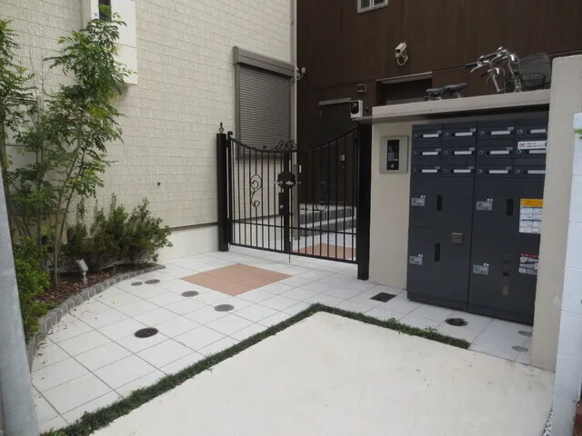 Well Square Meguro Nakamachi - Exterior - ["Composite material", "Gate", "Concrete"]