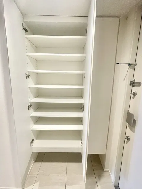 Casa Splendido Azabu Sendaizaka - Interior - ["Furniture", "Shelf", "Fixture"]