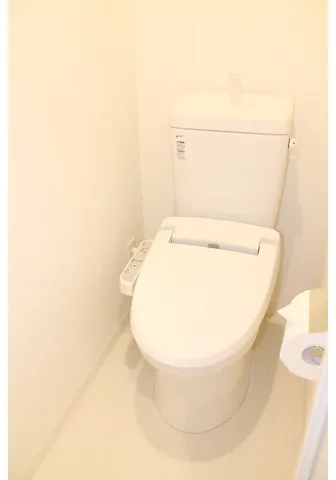ZOOM Shiinamachi Station - Interior - ["Toilet seat", "Toilet", "Plumbing fixture"]