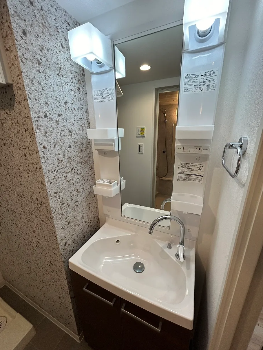 LiveFlat Morishita II - Interior - ["Mirror", "Sink", "Property"]