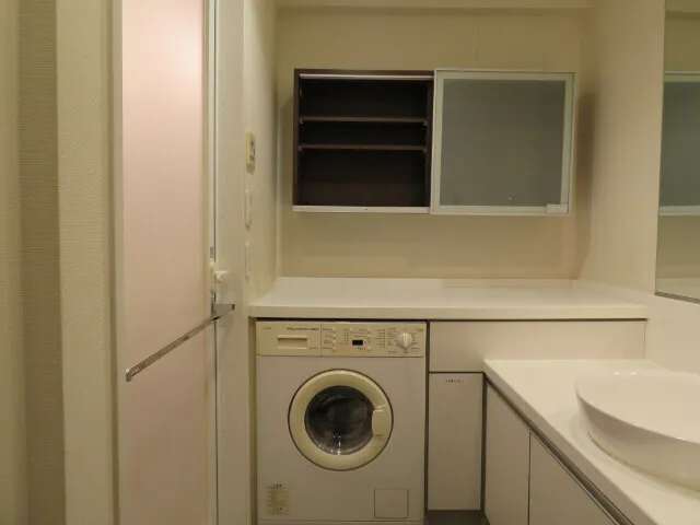 Pierce Wakabayashi - Interior - ["Washing machine", "Flooring", "Interior design"]