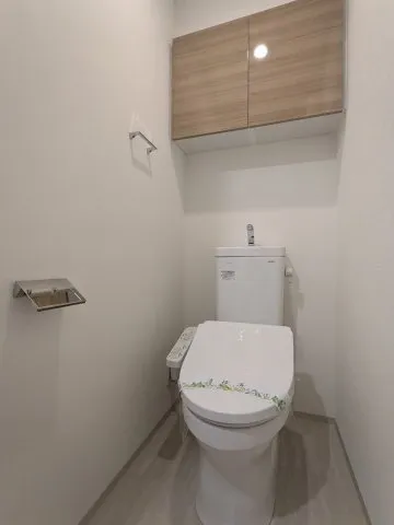 Amberille Oji - Interior - ["Toilet seat", "Plumbing fixture", "Toilet"]
