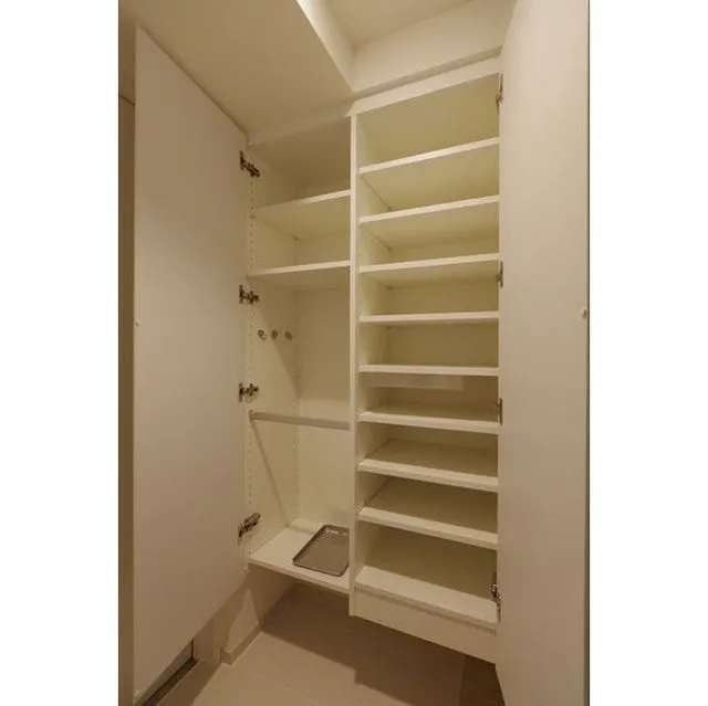Comforia Morishita Riverside - Interior - ["Bookcase", "Shelf", "Building"]