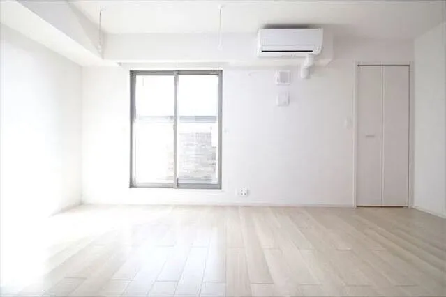 Me - Interior - ["Building", "Window", "Fixture"]